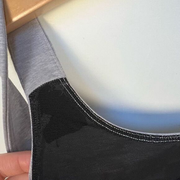 Lululemon Cross Back Sleeveless Workout Bra Tank Top Light Gray Black size 8 - Picture 10 of 12